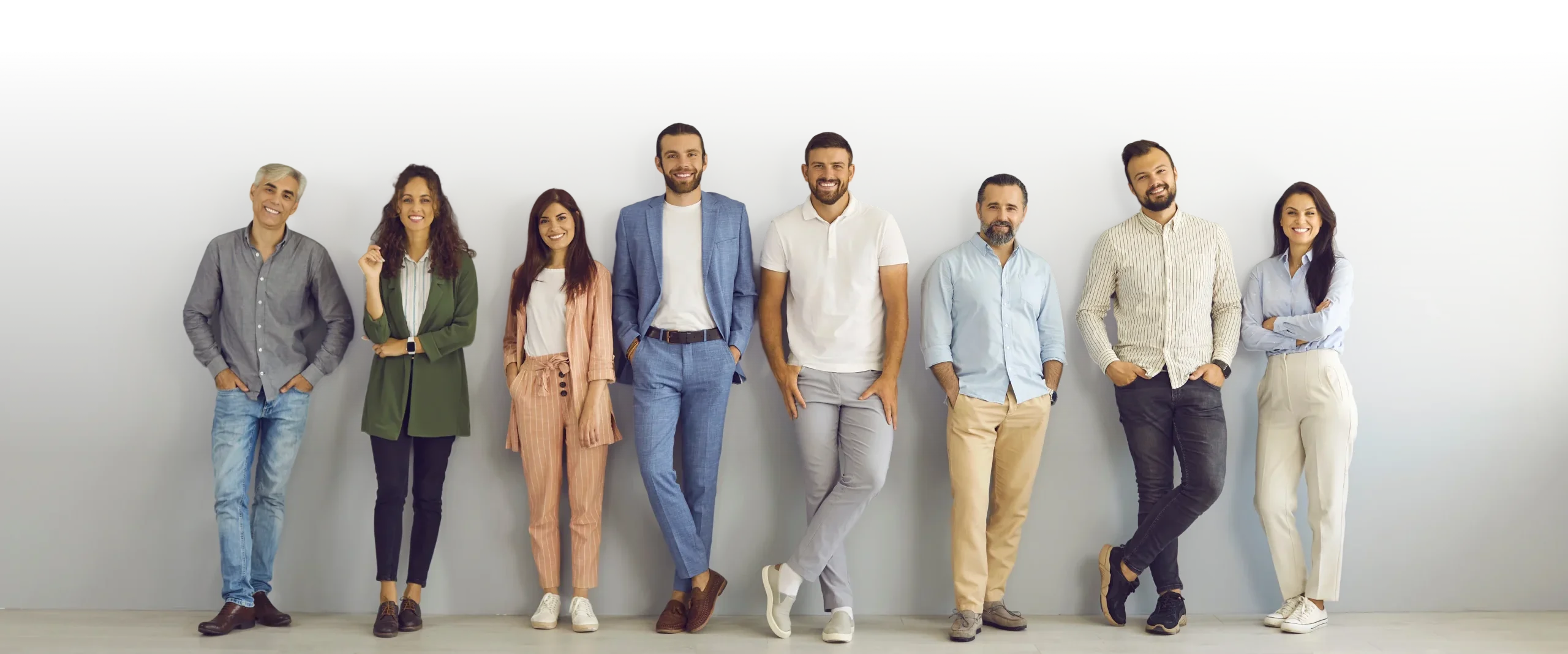 Mehrere Personen stehen nebeneinander und symbolisieren Mitarbeiter, die von Gesundheitsleistungen wie Zahnreinigung, Brillen und Fitnessangeboten profitieren.